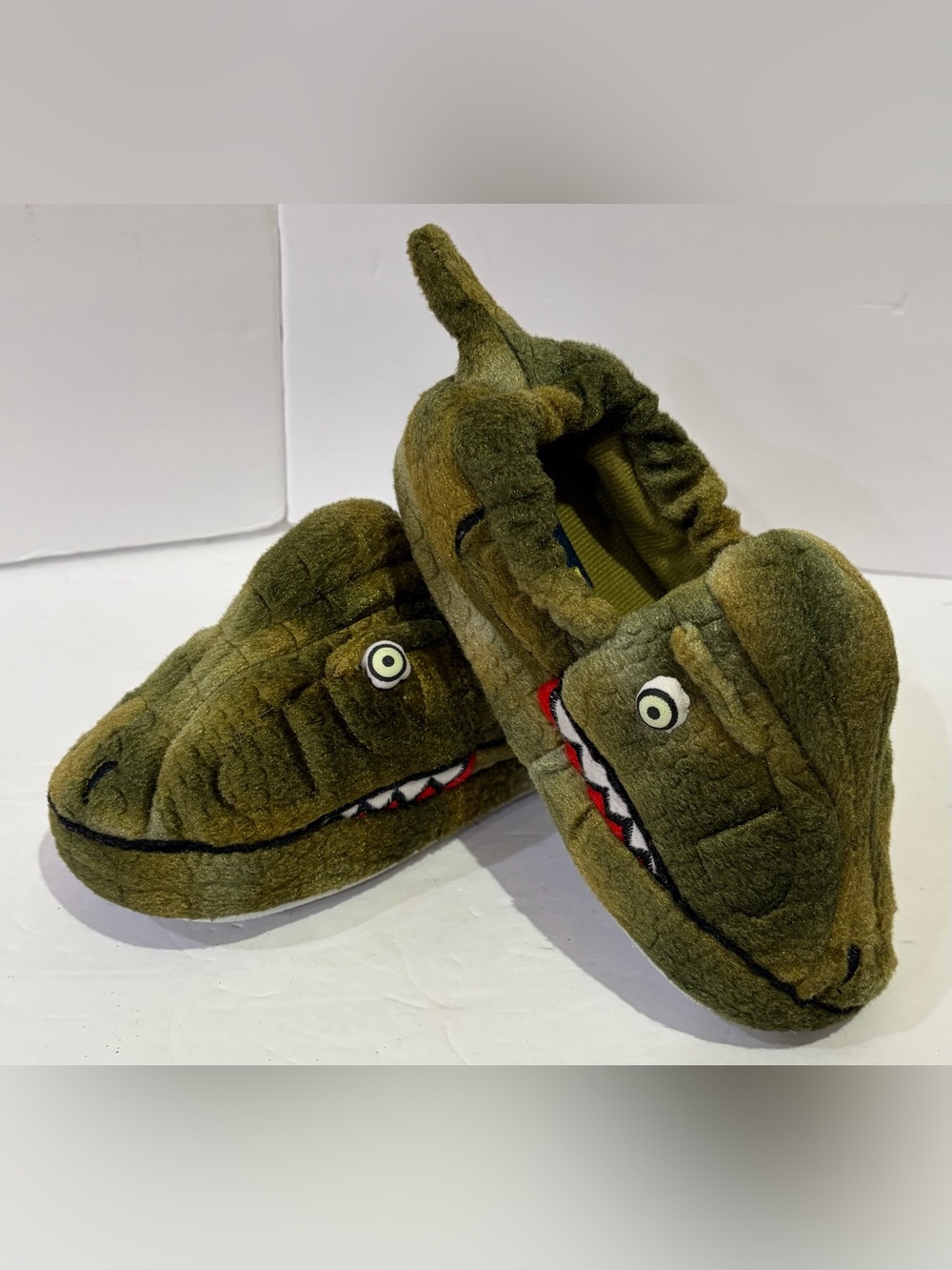Stride Rite 2016 Kids Green Crocodile Plush Slippers 11/12
